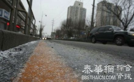 安徽环卫部门-5℃凌晨洒水除尘，路面结冰引发42起车祸