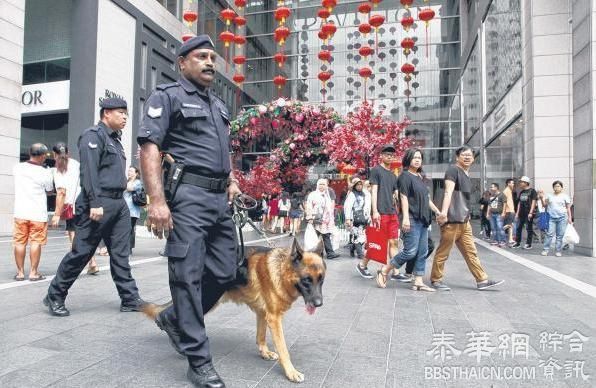 两游客椅下留背包 隆柏威年广场虚惊一场