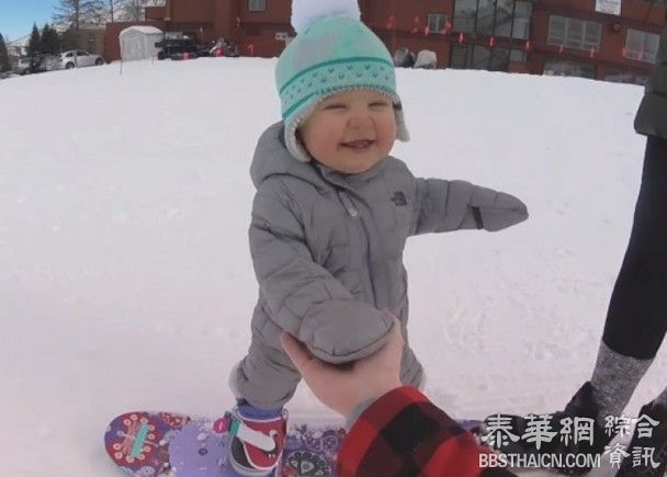 第一次滑雪超兴奋　美国B女跟爸爸击掌庆祝