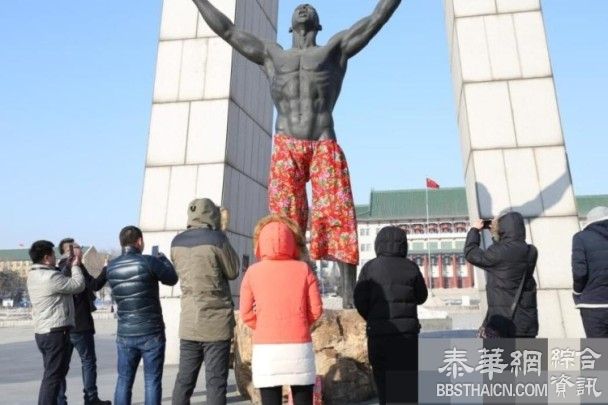 长春裸男雕塑被穿裤　恶搞青年：行为艺术