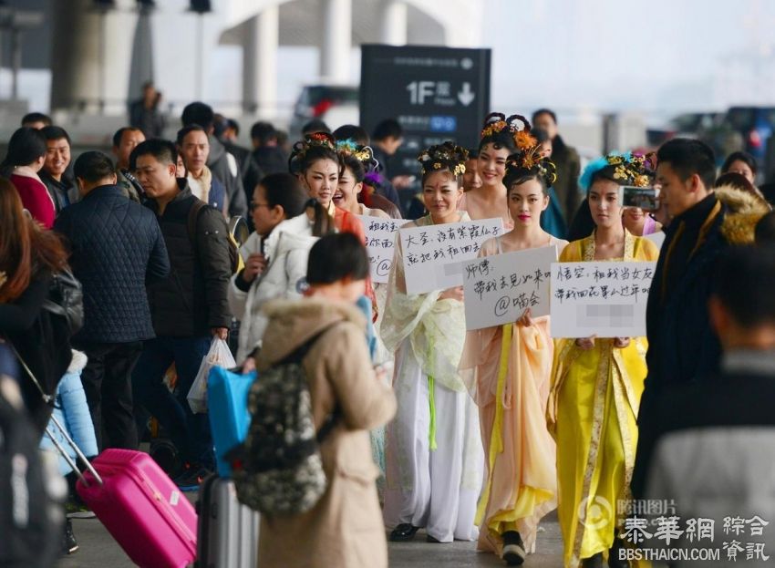 “蜘蛛精”大闹杭州火车站 雷人标语求带走