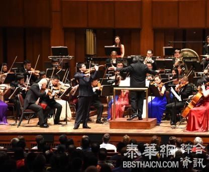 美国肯尼迪中心上演春节音乐会 中国大使向美民众赠“春联”