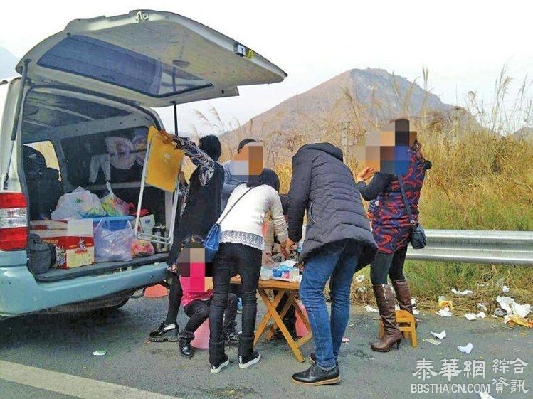 高速公路路肩野餐　四川高速公路遇最脏春节