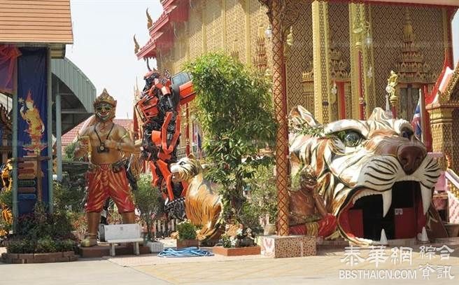 暖武里府（Nonthaburi）寺庙摆变形金刚吸引学佛