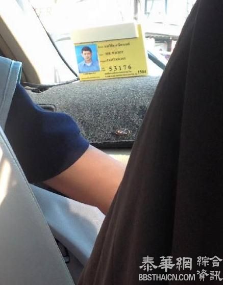 曼谷计程车司机开车时自慰女学生们很害怕