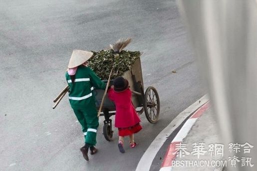 女童陪伴清洁工妈妈打扫街道　温馨照片引网络疯传