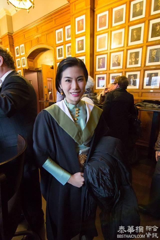 一女子University of Edinburgh毕业典礼穿泰服领毕业证 网友大讚