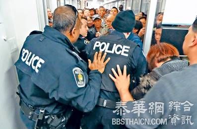 加拿大华人争领中国养老金 场面失控遭警方驱散