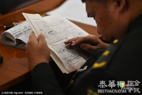 毛新宇开两会专心看书 满是批注 钢笔字工整