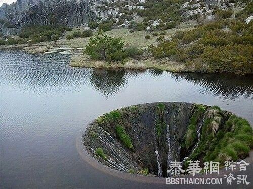 葡萄牙湖面现“地球破洞” 湖水涌入似魔幻(图/视频)