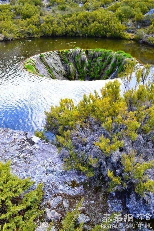 葡萄牙湖面现“地球破洞” 湖水涌入似魔幻(图/视频)