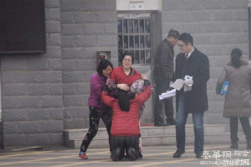 南京虐童女出狱 孩子生母痛哭下跪(高清组图)