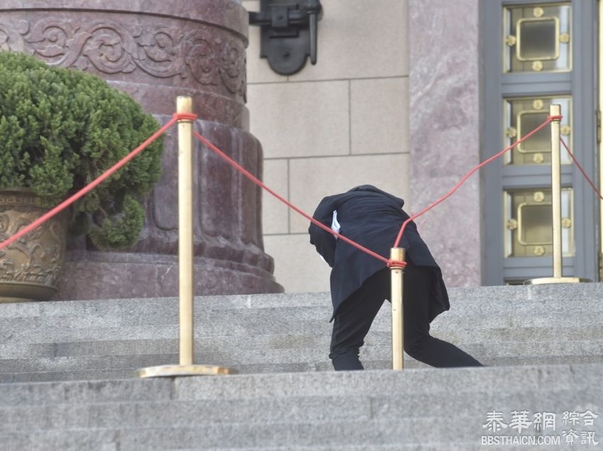 冯小刚参加两会 为躲记者钻警戒线