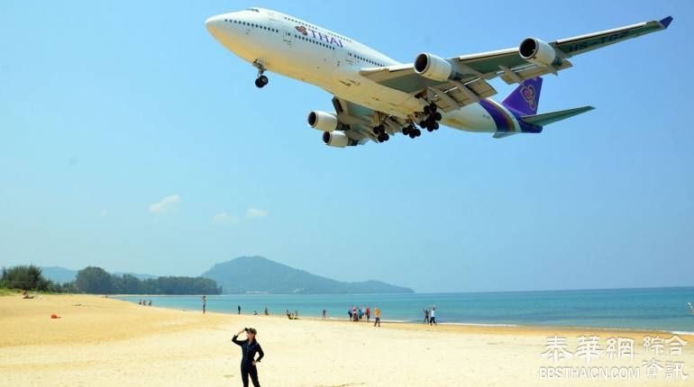 普吉飞机低空飞行 游客忙拍照