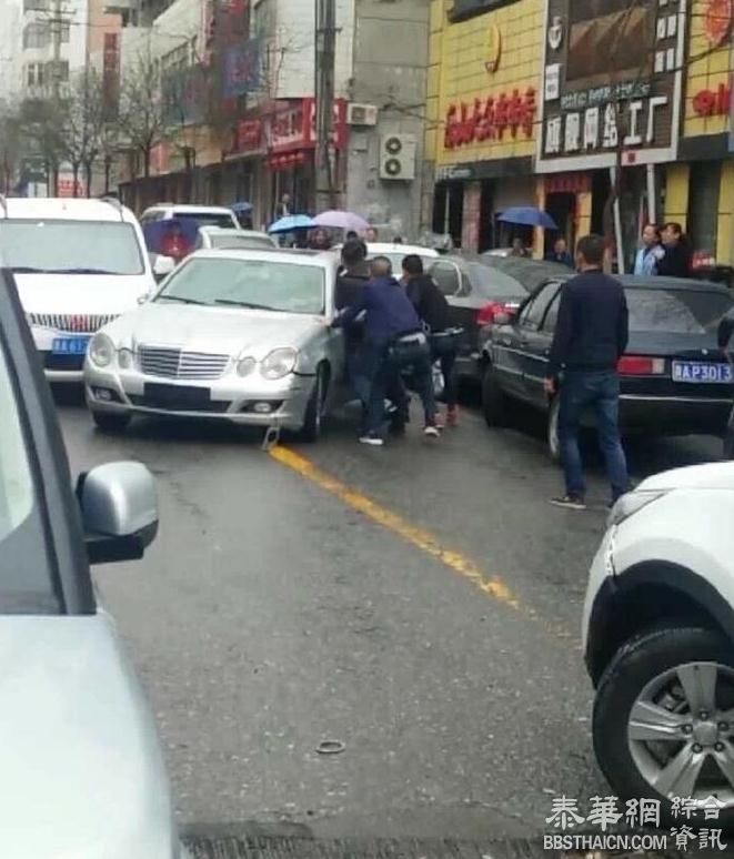 青海无牌奔驰街头连撞数车 警察鸣枪围捕(组图)