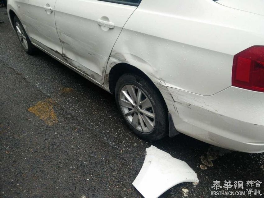 青海无牌奔驰街头连撞数车 警察鸣枪围捕(组图)