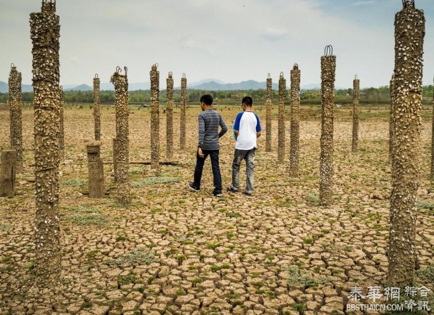 持续干旱致水库干涸 昔日村庄浮出水面