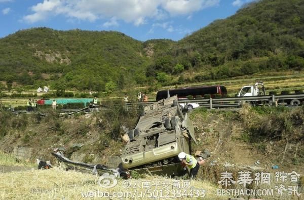 云南昆楚高速一旅游大巴与轿车相撞，造成3人死亡多人受伤