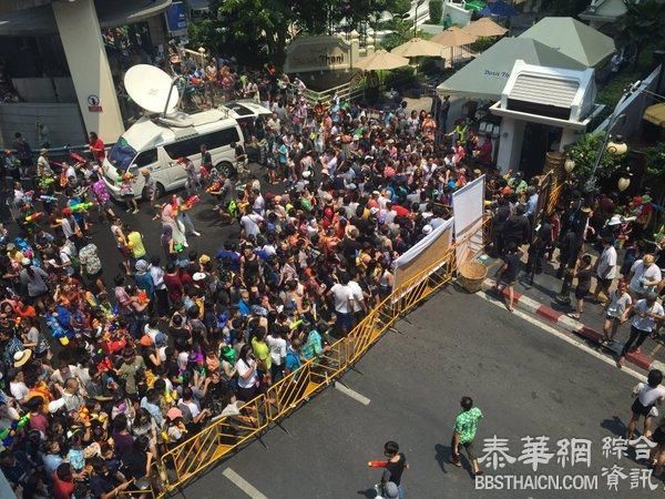 曼谷是隆路泼水大狂欢实况