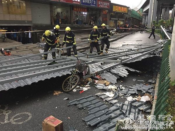 杭州市区大风吹落住宅楼彩钢屋顶，两行人被砸中一死一伤