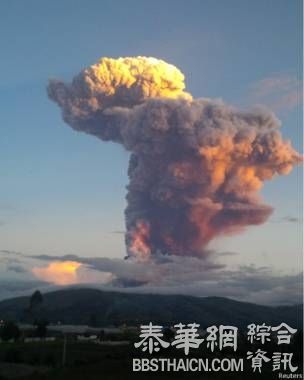 厄瓜多尔火山爆发喷起万米高浓烟