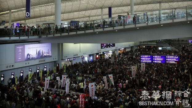 香港空勤人员抗议特首女儿“行李特权”