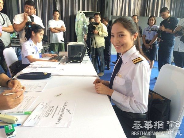 空军破天荒征女兵 第一个报名的是位北大年府美女