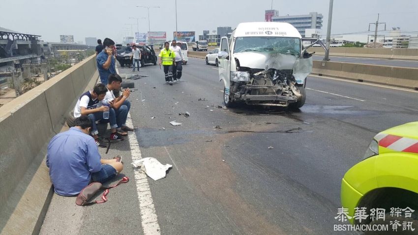 鄔达披穆路车祸 麵包车追尾警用小货车