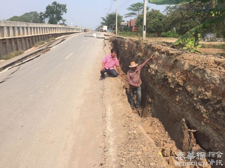 拉布隆县护城河边公路下陷  车辆无法通行堵成长龙