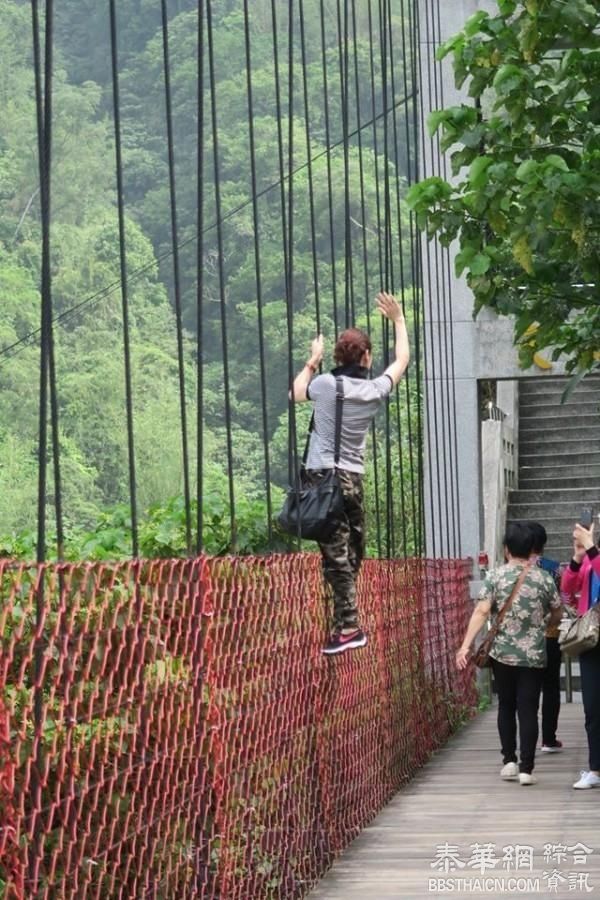 疑似大陆大妈在台爬吊桥拍照 网民:陆客无极限