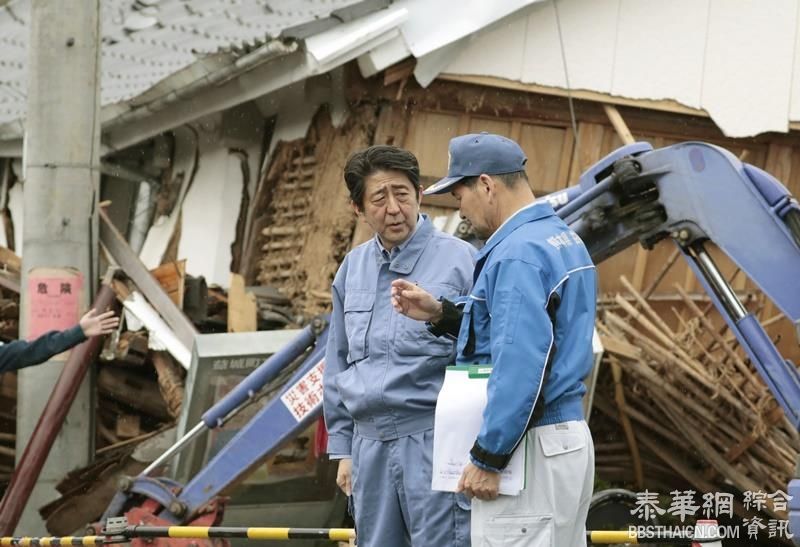 安倍视察熊本震灾区 跪姿倾听灾民心声