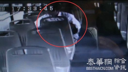 男女公交激吻乱摸半小时 乘客尴尬下车