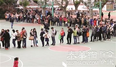 南京一民办小学招160人引来三千多人，家长彻夜排队劝不走