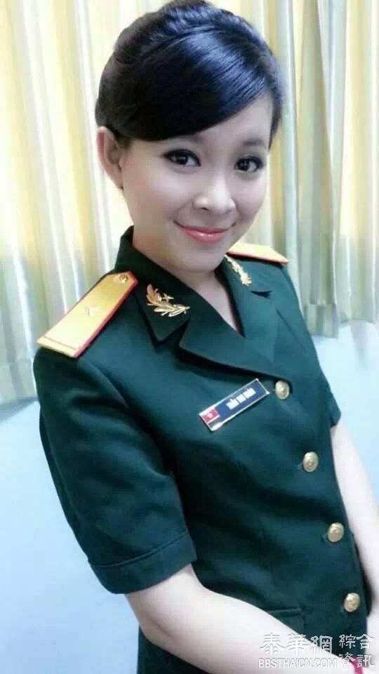 越南女兵穿新式军服大拍靓照 让人大饱眼福 (组图)