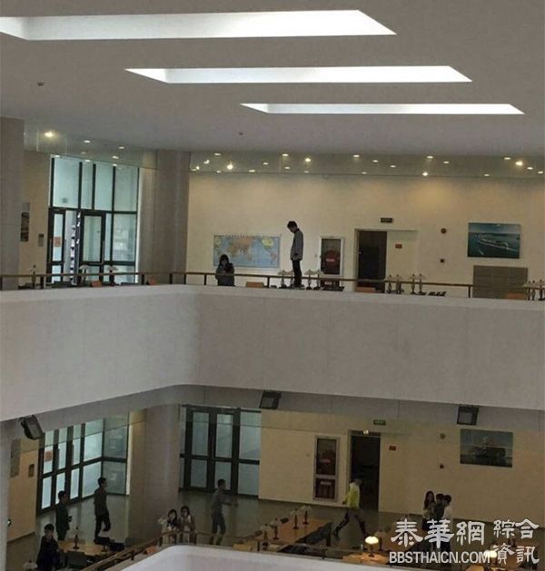 上海海事大学一男生疑因感情纠纷，泼刺激液体并捅死一女生