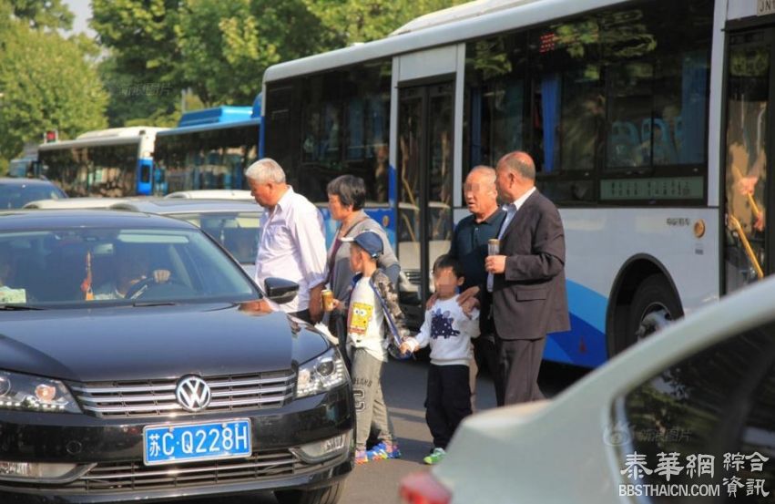 中国长假再看旅游陋习 熊孩子身后都有熊家长(组图)