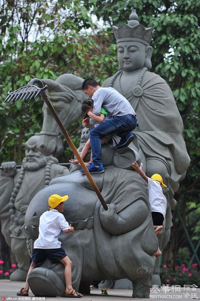 中国长假再看旅游陋习 熊孩子身后都有熊家长(组图)