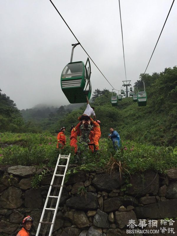 湖北一景区索道发生故障，百余游客风雨中在半空被困数小时