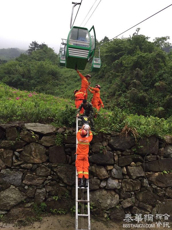 湖北一景区索道发生故障，百余游客风雨中在半空被困数小时