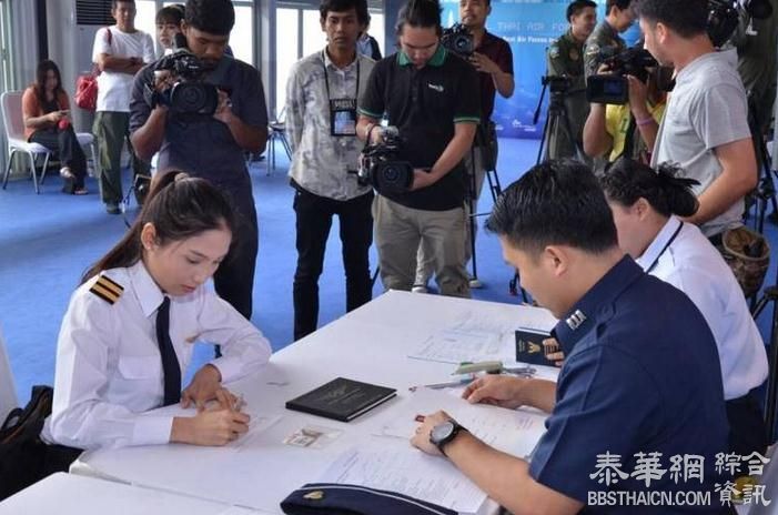 皇家空军首招收女性飞行员  北大年女子抵不住现实的压力宣布放弃