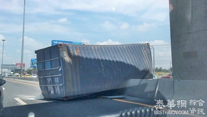 进城高速集装箱货车货柜掉落桥下造成严重道路拥堵