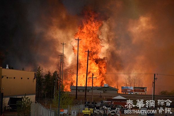 加拿大石油重镇遭遇严重火灾几乎彻底被烧毁，全城居民撤离