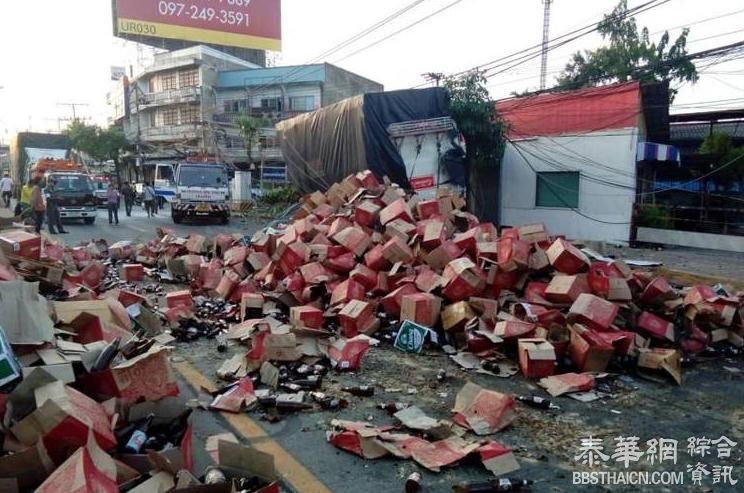 曼谷运输空啤酒箱的货车撞电杆空啤酒箱散落