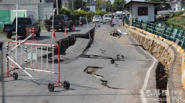 巴吞他尼公路一车道发生塌陷  70米长裂缝影响居民汽车出行