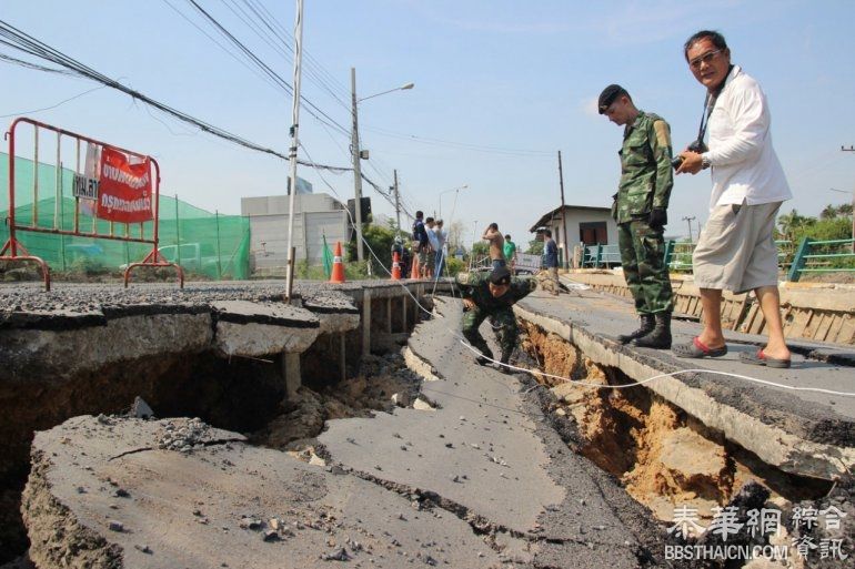 巴吞他尼公路一车道发生塌陷  70米长裂缝影响居民汽车出行