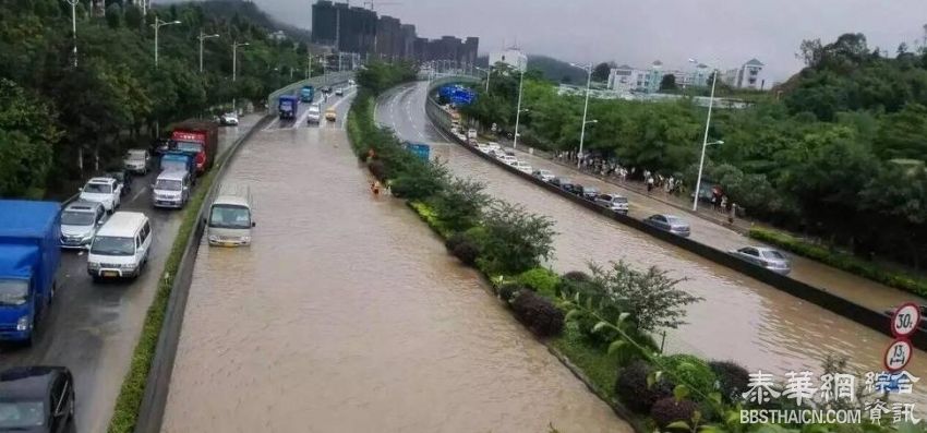 广州暴雨袭城 地铁现瀑布公交车内成河