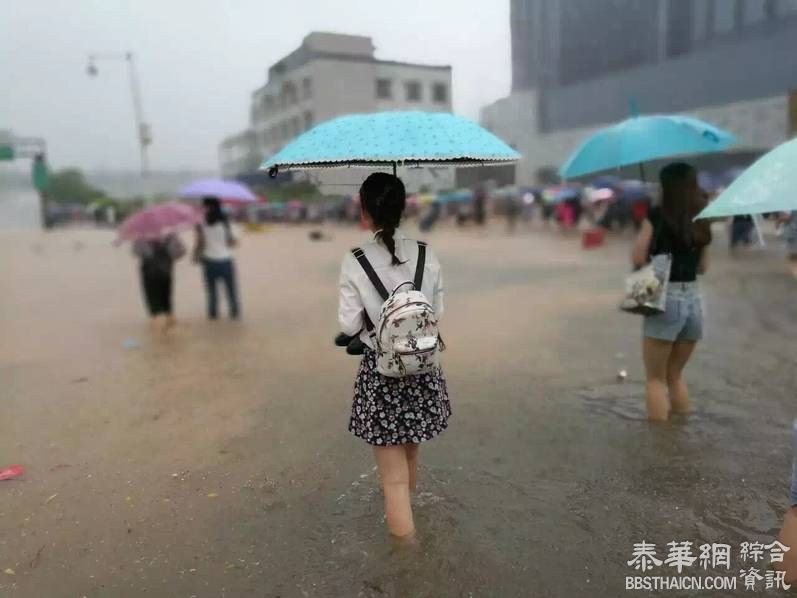 广州暴雨袭城 地铁现瀑布公交车内成河