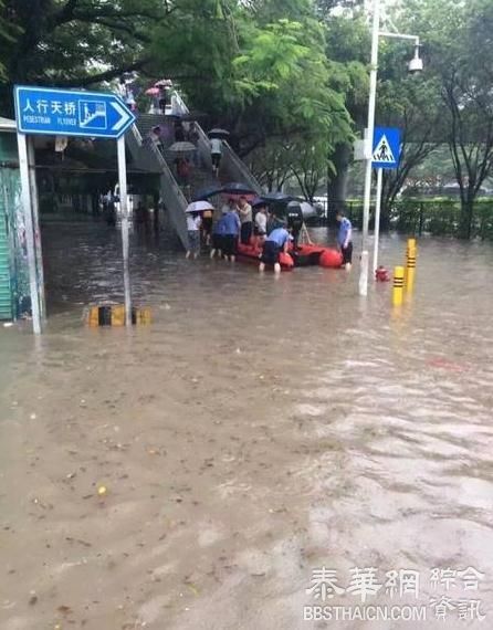 广州暴雨袭城 地铁现瀑布公交车内成河