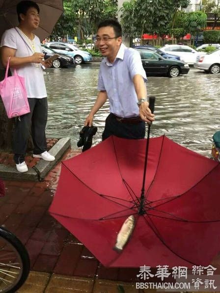 广州暴雨袭城 地铁现瀑布公交车内成河