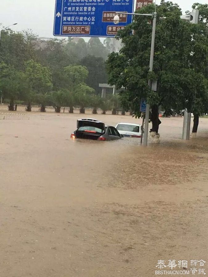 广州暴雨袭城 地铁现瀑布公交车内成河